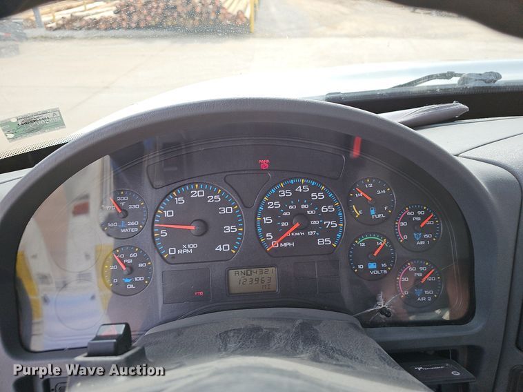 image for item NP9378 2004 International  7400  bucket truck