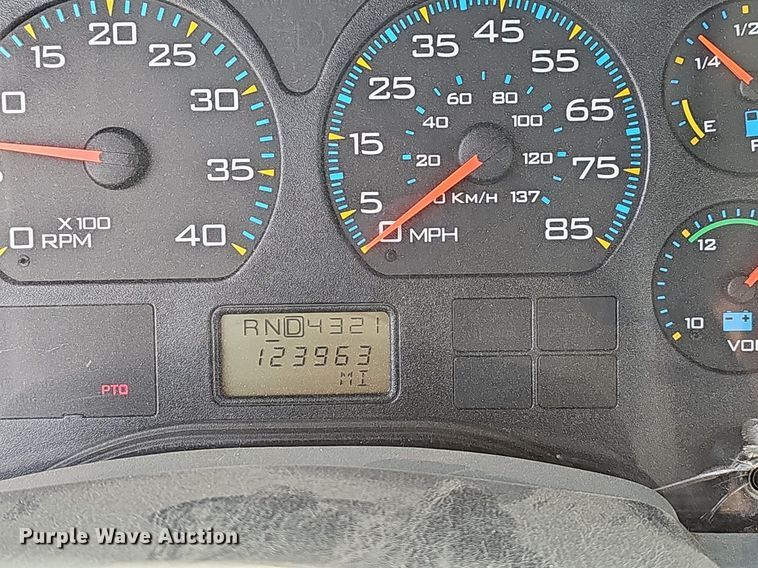 image for item NP9378 2004 International  7400  bucket truck