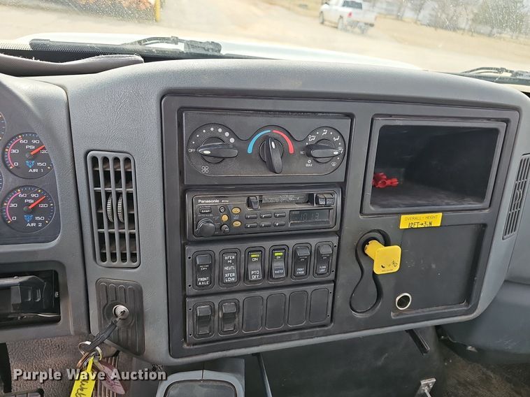 image for item NP9378 2004 International  7400  bucket truck