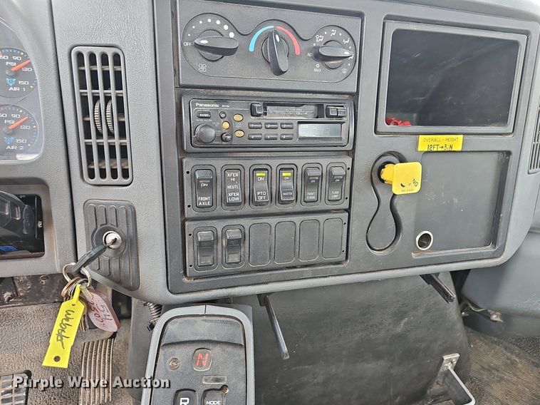 image for item NP9378 2004 International  7400  bucket truck