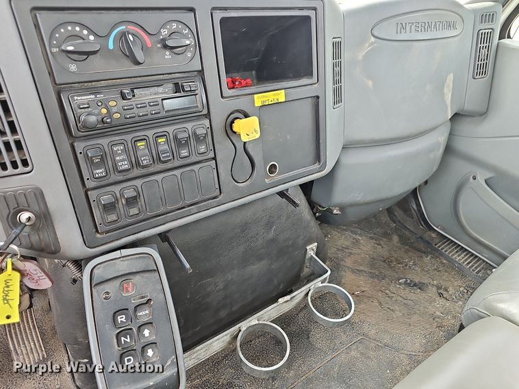 image for item NP9378 2004 International  7400  bucket truck