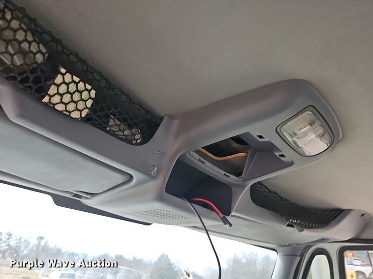 image for item NP9378 2004 International  7400  bucket truck