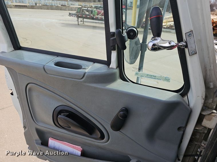 image for item NP9378 2004 International  7400  bucket truck