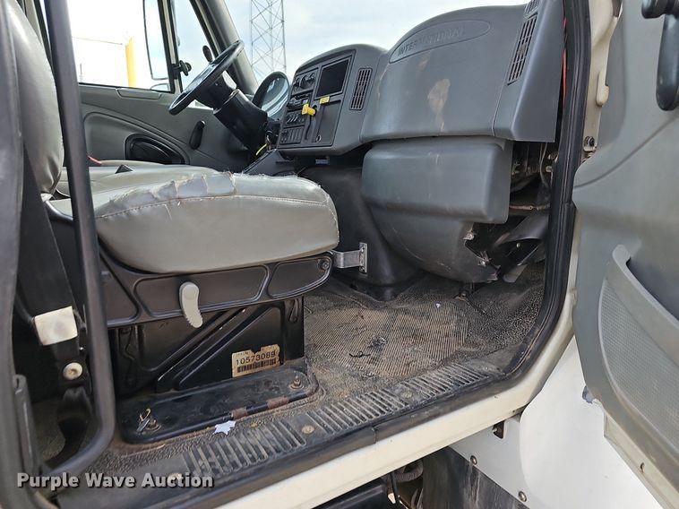 image for item NP9378 2004 International  7400  bucket truck