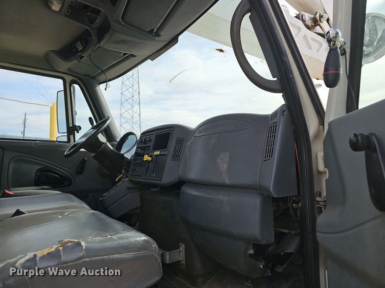 image for item NP9378 2004 International  7400  bucket truck