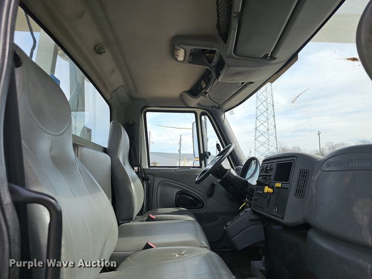 image for item NP9378 2004 International  7400  bucket truck