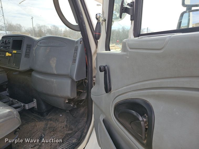 image for item NP9378 2004 International  7400  bucket truck