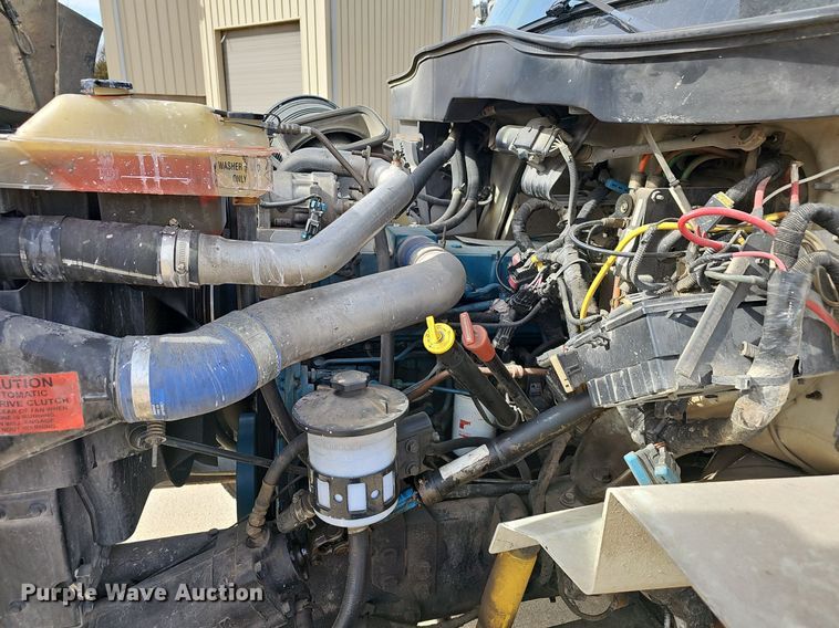 image for item NP9378 2004 International  7400  bucket truck