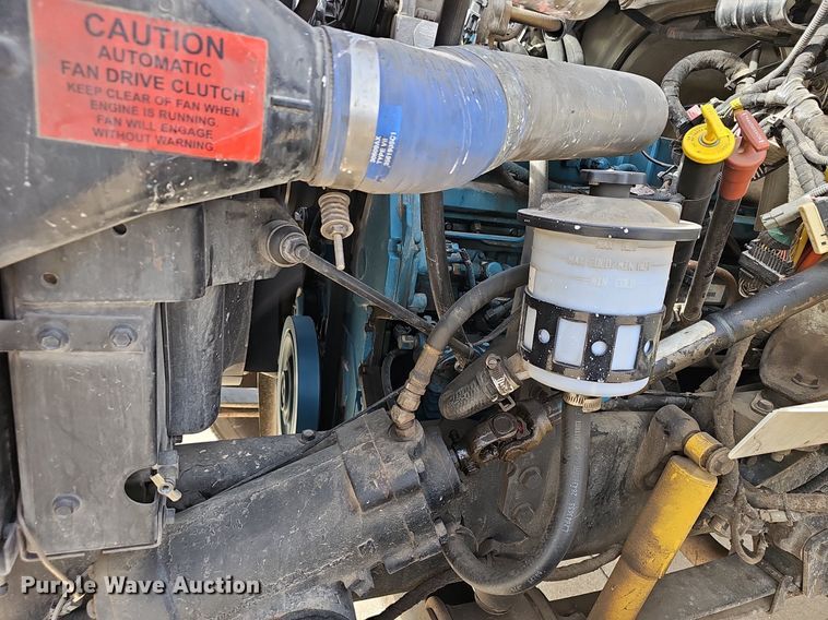 image for item NP9378 2004 International  7400  bucket truck