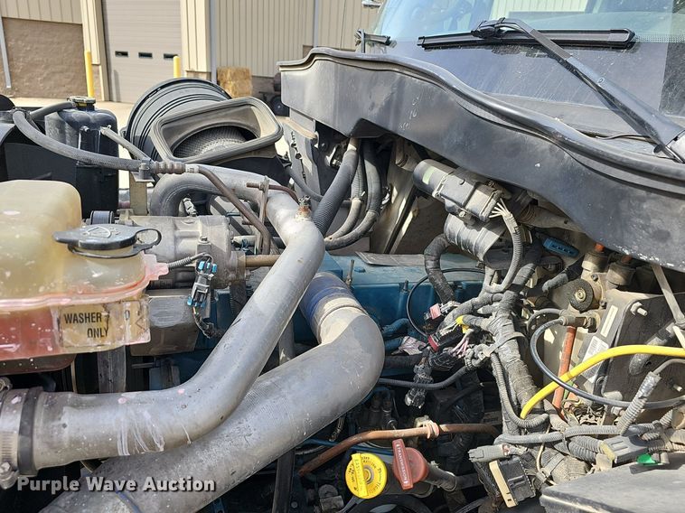 image for item NP9378 2004 International  7400  bucket truck