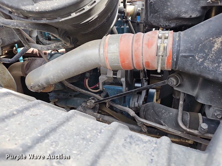 image for item NP9378 2004 International  7400  bucket truck