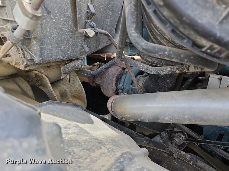 image for item NP9378 2004 International  7400  bucket truck