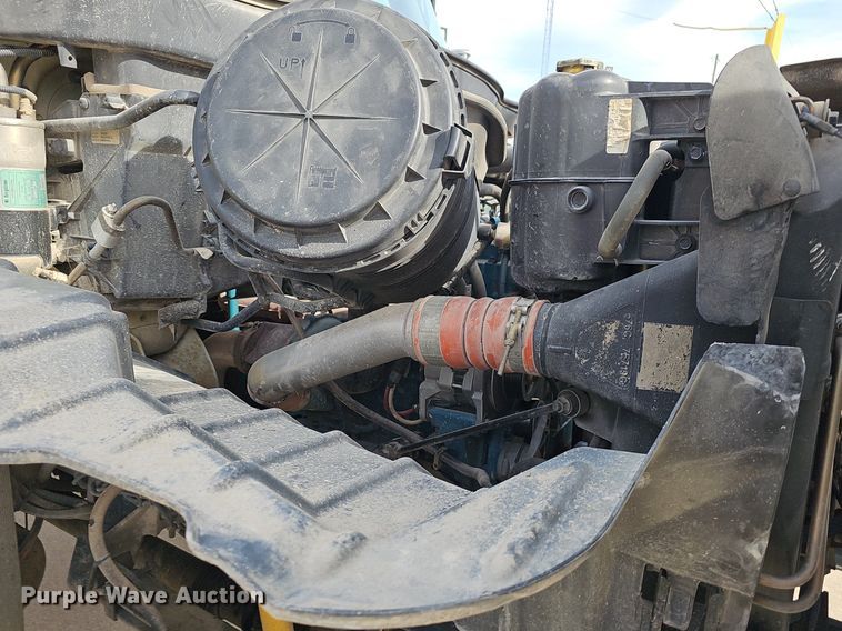 image for item NP9378 2004 International  7400  bucket truck