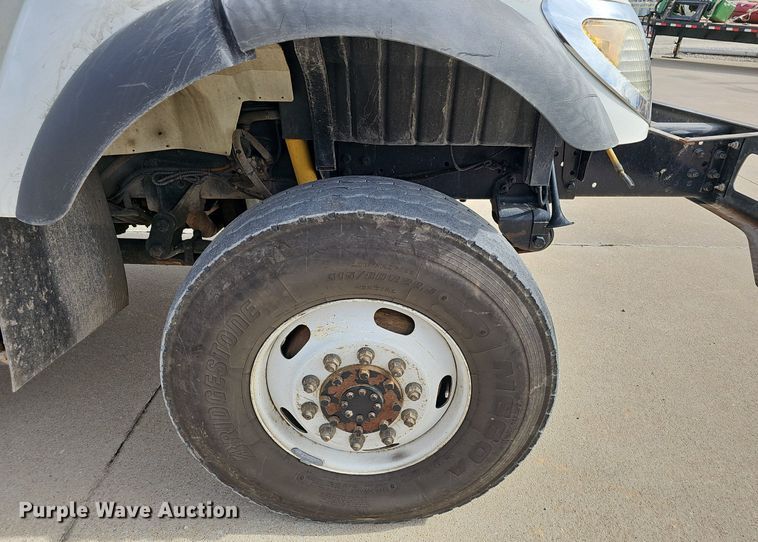 image for item NP9378 2004 International  7400  bucket truck