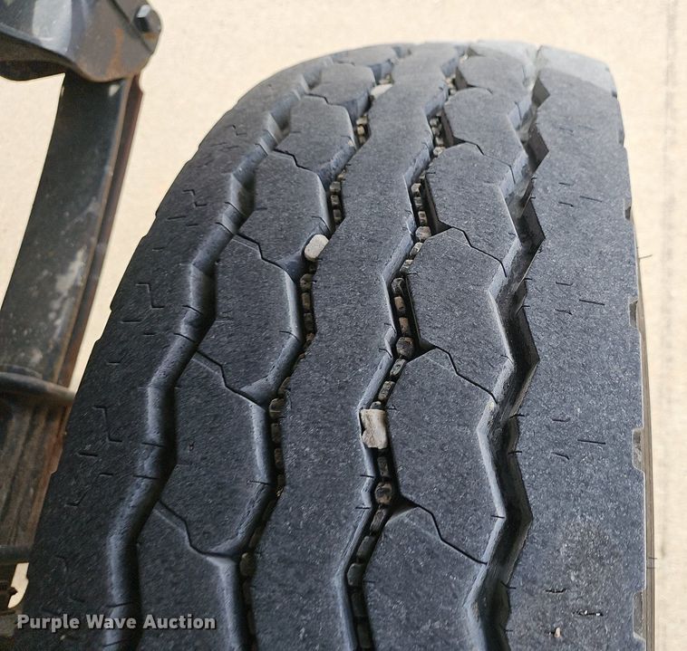 image for item NP9378 2004 International  7400  bucket truck