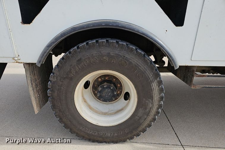 image for item NP9378 2004 International  7400  bucket truck