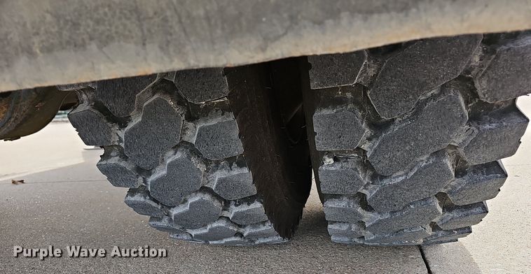 image for item NP9378 2004 International  7400  bucket truck