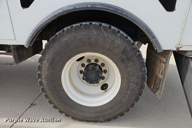 image for item NP9378 2004 International  7400  bucket truck