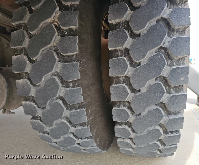 image for item NP9378 2004 International  7400  bucket truck