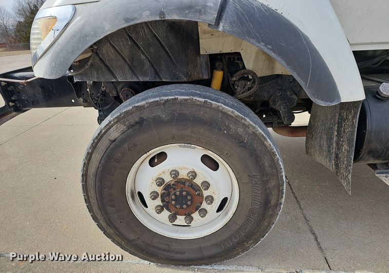 image for item NP9378 2004 International  7400  bucket truck