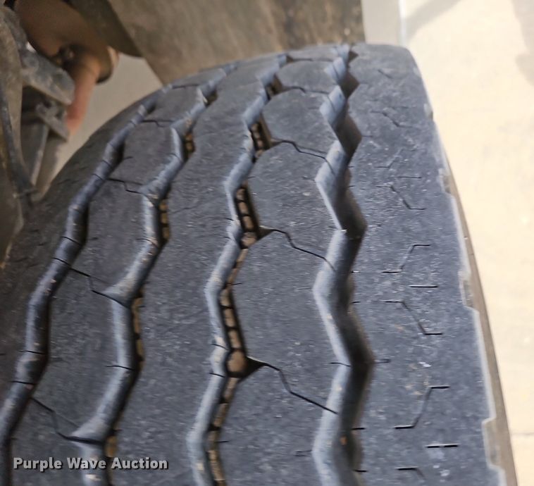 image for item NP9378 2004 International  7400  bucket truck