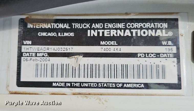 image for item NP9378 2004 International  7400  bucket truck