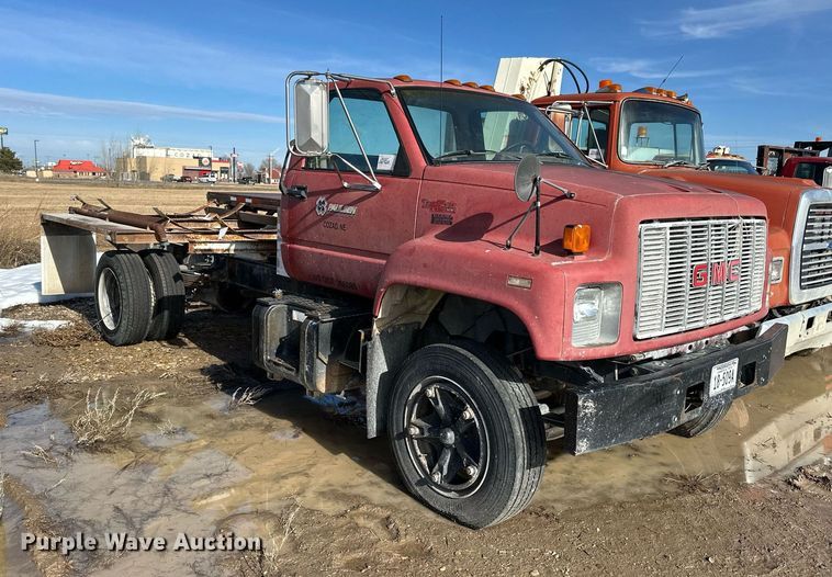 image for item NS9216 1992 GMC TopKick C5500 truck cab and chassis