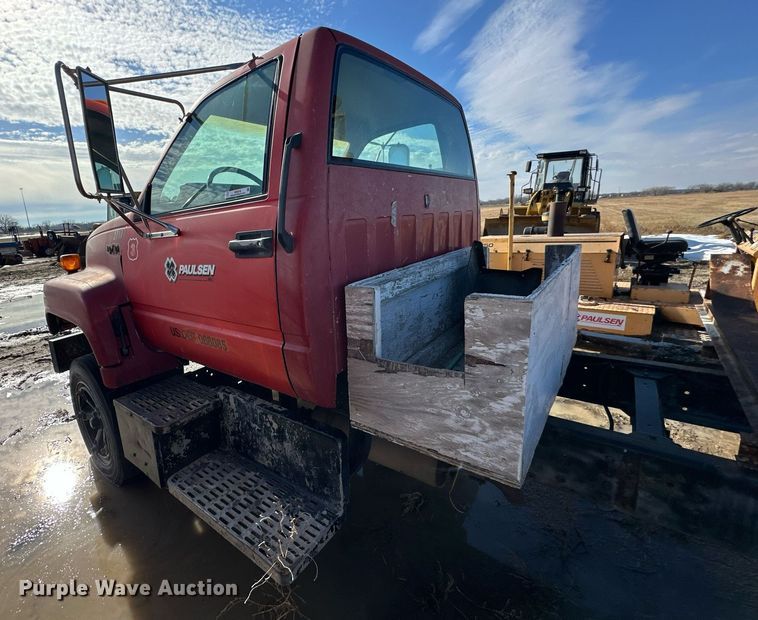 image for item NS9216 1992 GMC TopKick C5500 truck cab and chassis