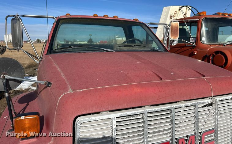 image for item NS9216 1992 GMC TopKick C5500 truck cab and chassis