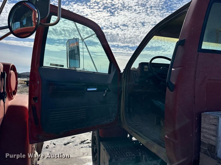 image for item NS9216 1992 GMC TopKick C5500 truck cab and chassis