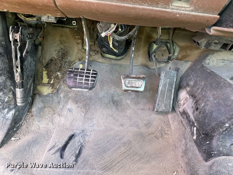 image for item NS9216 1992 GMC TopKick C5500 truck cab and chassis