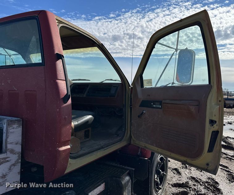 image for item NS9216 1992 GMC TopKick C5500 truck cab and chassis