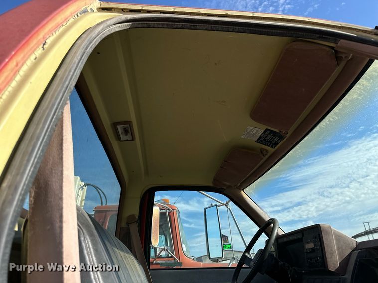 image for item NS9216 1992 GMC TopKick C5500 truck cab and chassis