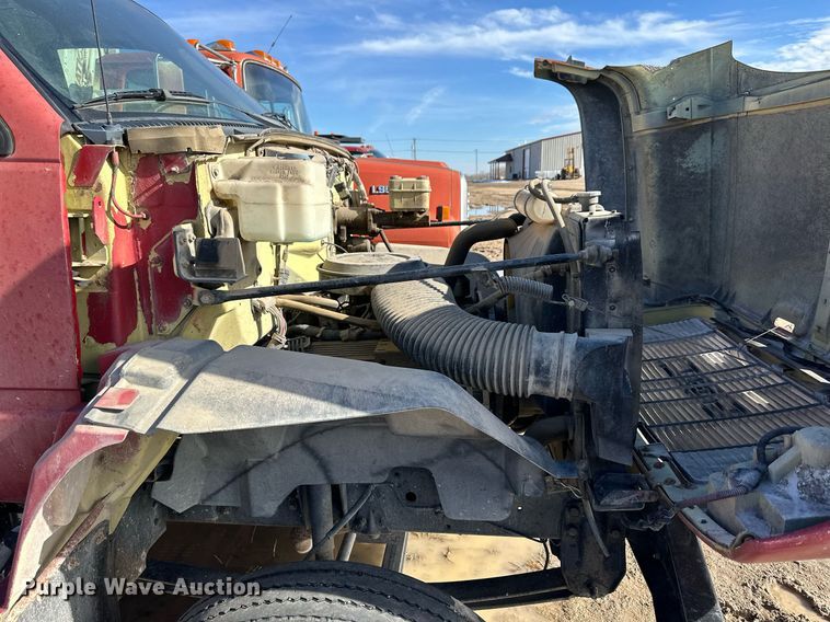 image for item NS9216 1992 GMC TopKick C5500 truck cab and chassis