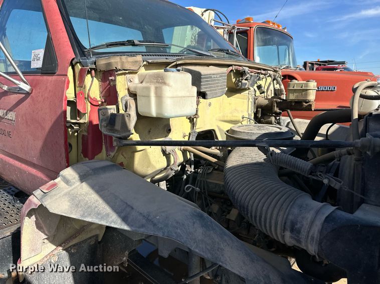 image for item NS9216 1992 GMC TopKick C5500 truck cab and chassis