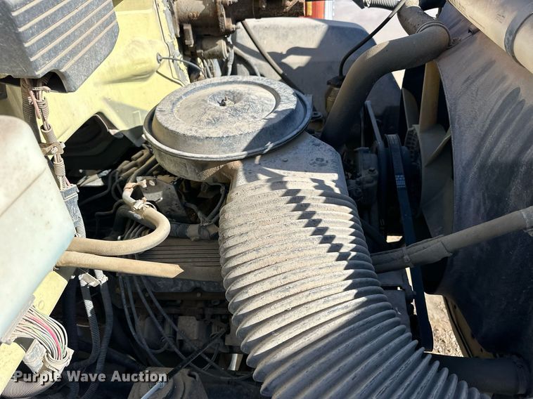 image for item NS9216 1992 GMC TopKick C5500 truck cab and chassis