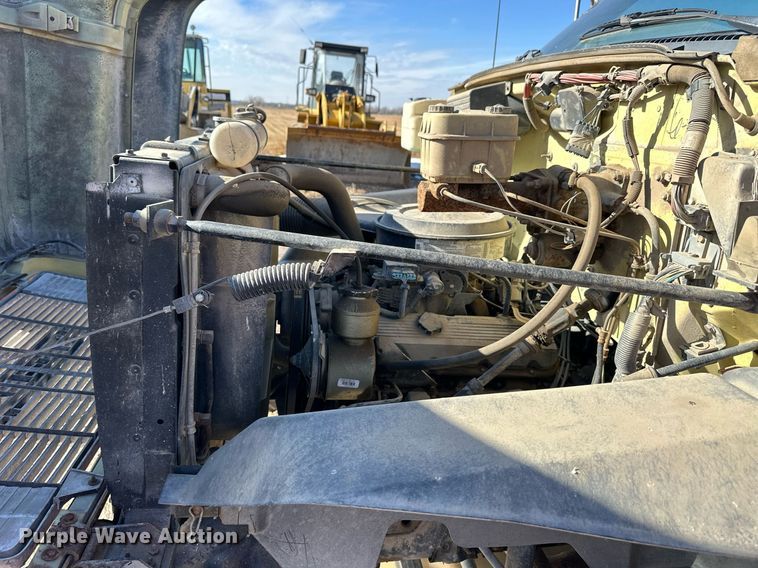 image for item NS9216 1992 GMC TopKick C5500 truck cab and chassis