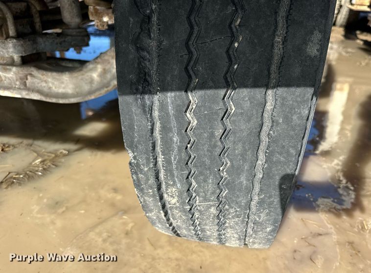 image for item NS9216 1992 GMC TopKick C5500 truck cab and chassis