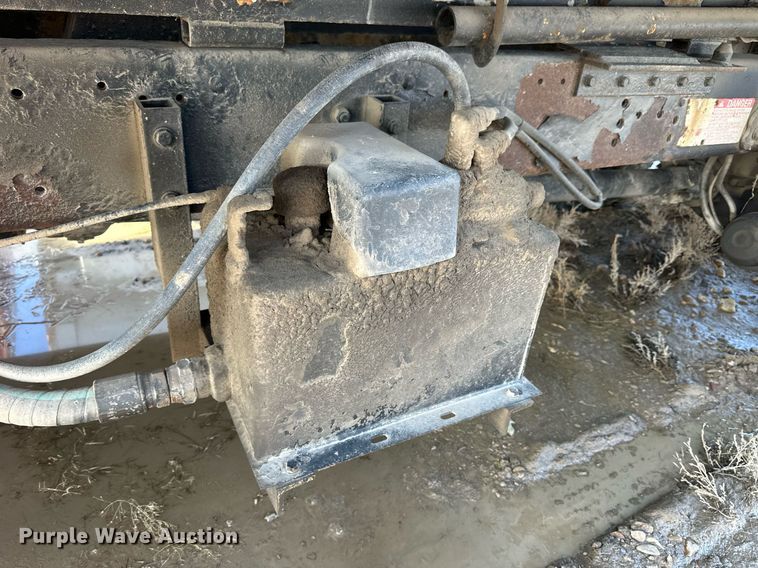 image for item NS9217 2000 Ford F650 Super Duty dump flatbed truck