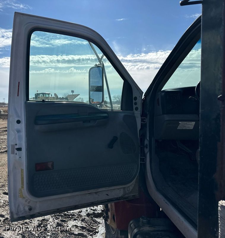 image for item NS9217 2000 Ford F650 Super Duty dump flatbed truck