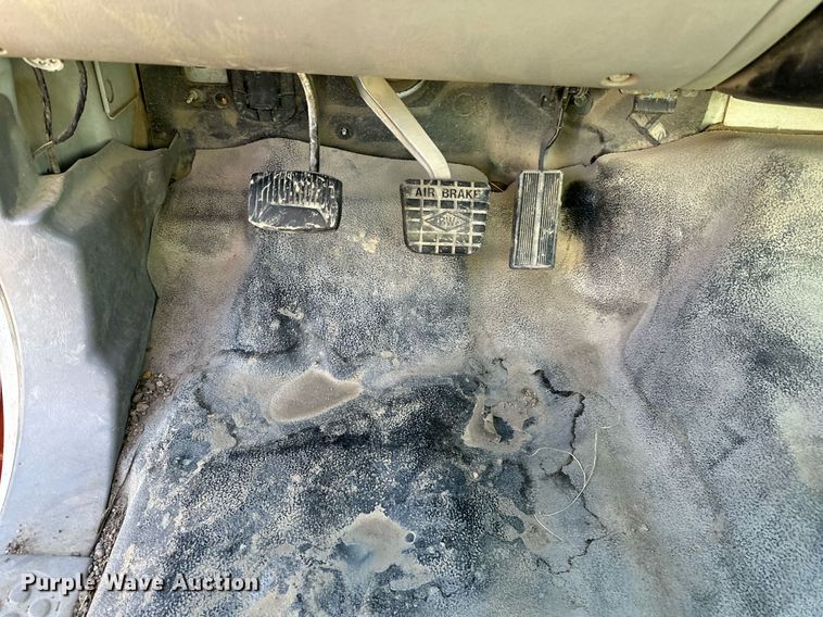 image for item NS9217 2000 Ford F650 Super Duty dump flatbed truck