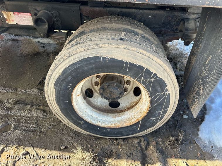 image for item NS9217 2000 Ford F650 Super Duty dump flatbed truck