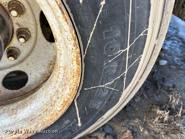 image for item NS9217 2000 Ford F650 Super Duty dump flatbed truck