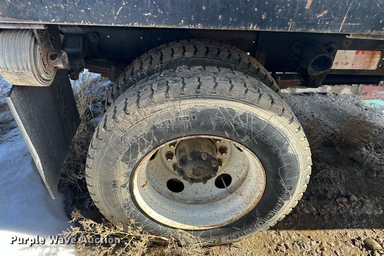 image for item NS9217 2000 Ford F650 Super Duty dump flatbed truck