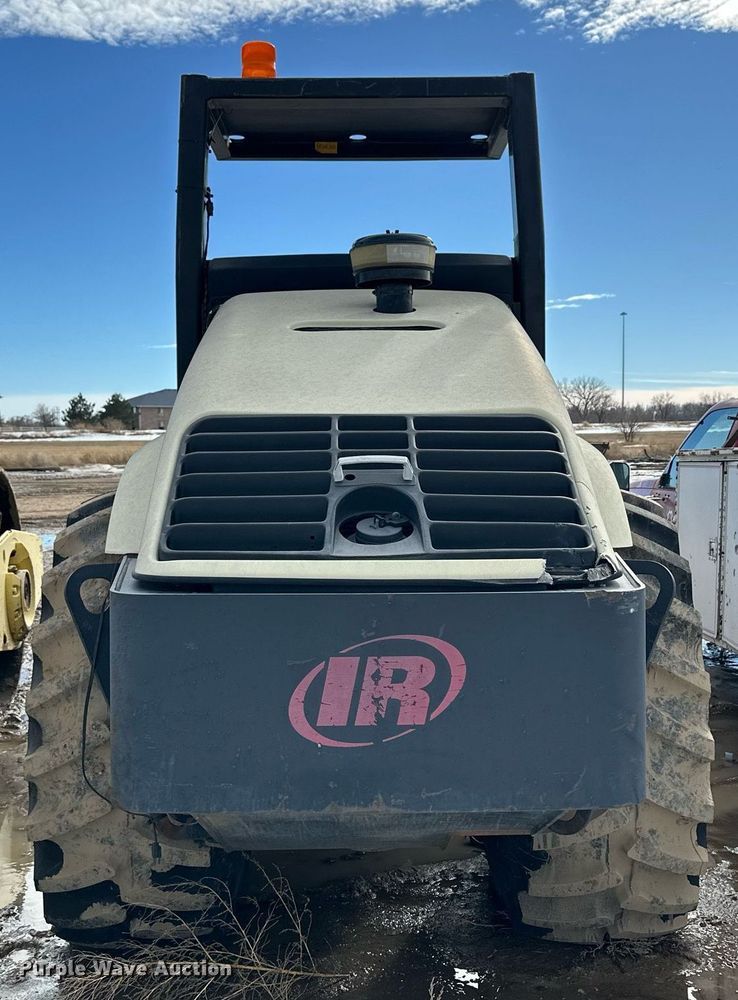 image for item NS9219 2005 Ingersoll Rand SD122F TF single drum vibratory roller