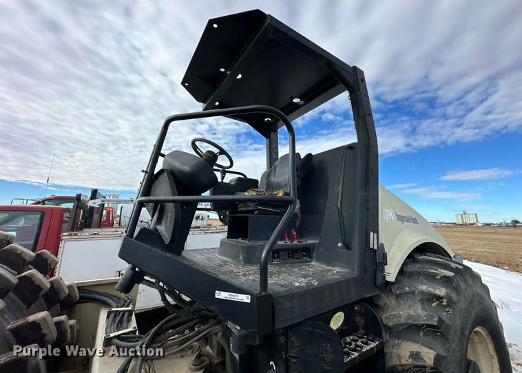 image for item NS9219 2005 Ingersoll Rand SD122F TF single drum vibratory roller