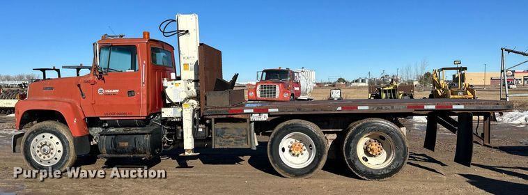 image for item NS9227 1994 Ford LT9000 crane truck