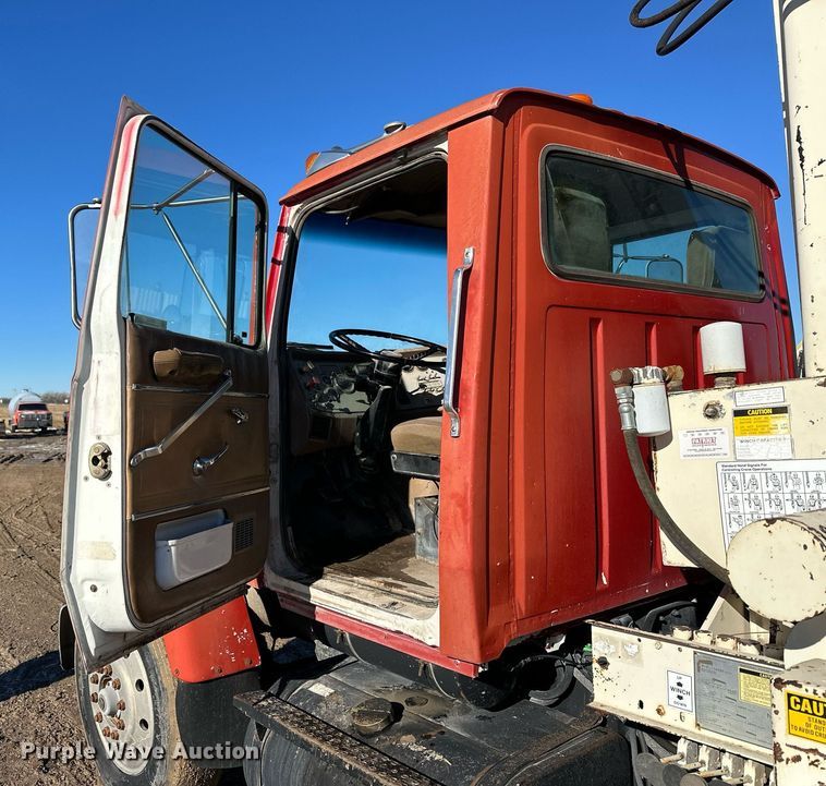 image for item NS9227 1994 Ford LT9000 crane truck