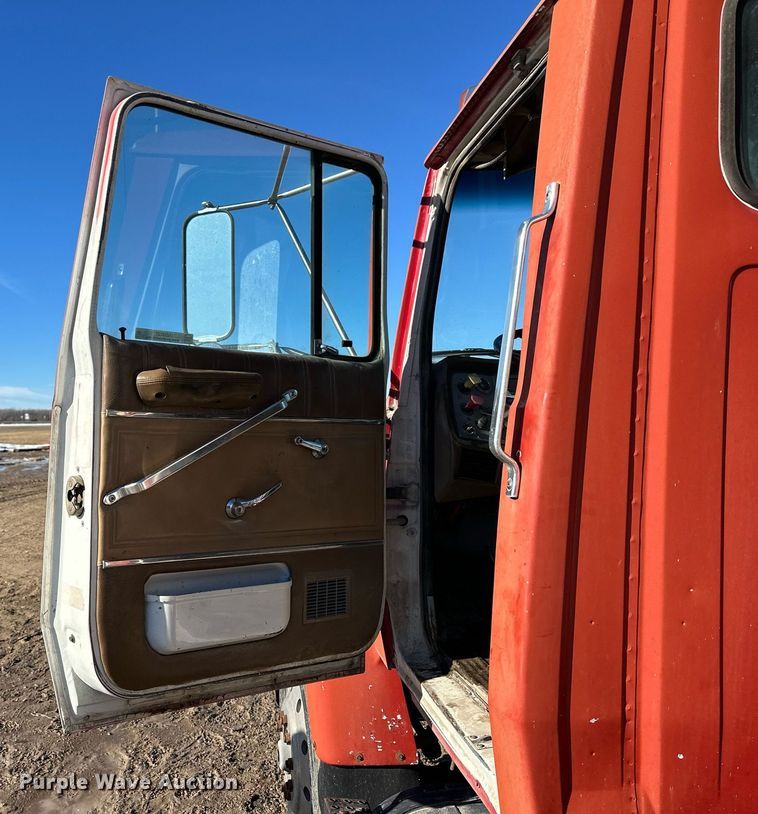 image for item NS9227 1994 Ford LT9000 crane truck