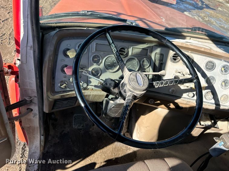 image for item NS9227 1994 Ford LT9000 crane truck